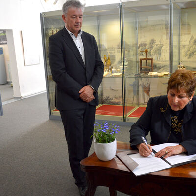 Bild vergr&ouml;&szlig;ern: Erneuerung Leihvertrag Novalisring Robby Risch Judith Liebmann