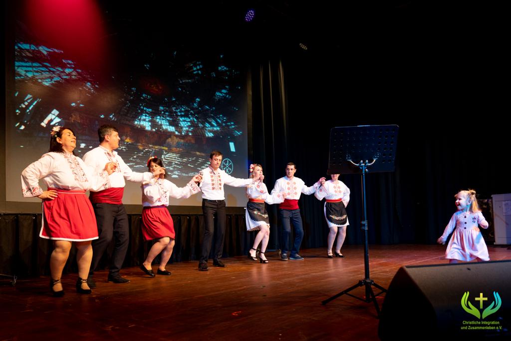 Bild vergrößern: Europafest traditioneller moldawischer Tanz