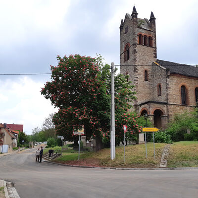 Bild vergrößern: Dorfplatz mit Kirche Kleinkorbetha