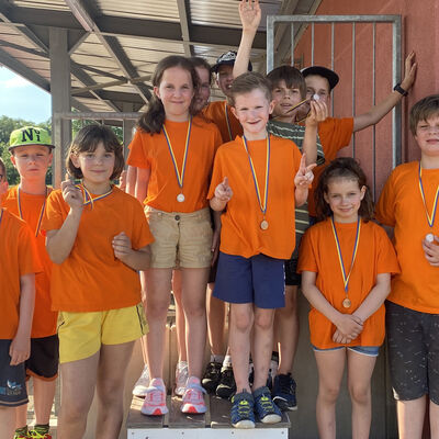 Bild vergr&ouml;&szlig;ern: Fackellauf Kinder Schlossgartenschule