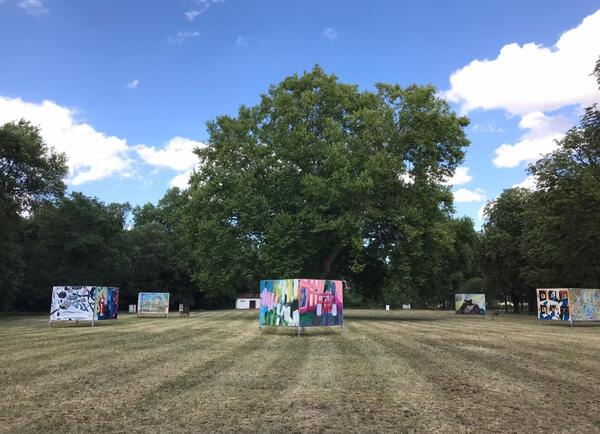 Bild vergrößern: Kunst an der Plakatwand Badanlagen