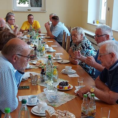 Bild vergrößern: Siegfried Dannwolf (l) und Herbert Dathe (r) in Austausch ber Seniorenarbeit_ Anke Fey-SV WSF
