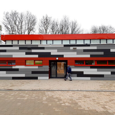 Bild vergr&ouml;&szlig;ern: Turnhalle Albert-Einstein-Grundschule Au�en