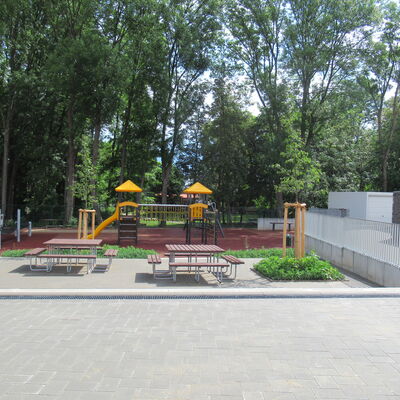 Bild vergr&ouml;&szlig;ern: Einsteingrundschule_Au�engel�nde_1