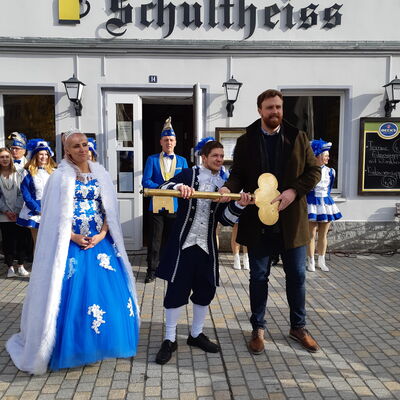 Bild vergrößern: Schlsselbergabe Prinzenpaar