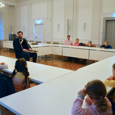 Bild vergrößern: Die Kinder der Kita "Anne Frank" zu Besuch bei Oberbrgermeister Martin Papke im Rathaus.