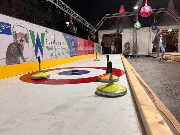 Bild vergrößern: Weienfelser Weihnachtsmarkt 2022 Eisstockbahn_diartfoto.de