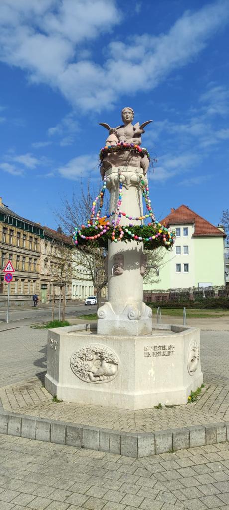 Bild vergrößern: Osterkranz Märchenbrunnen Neustadt