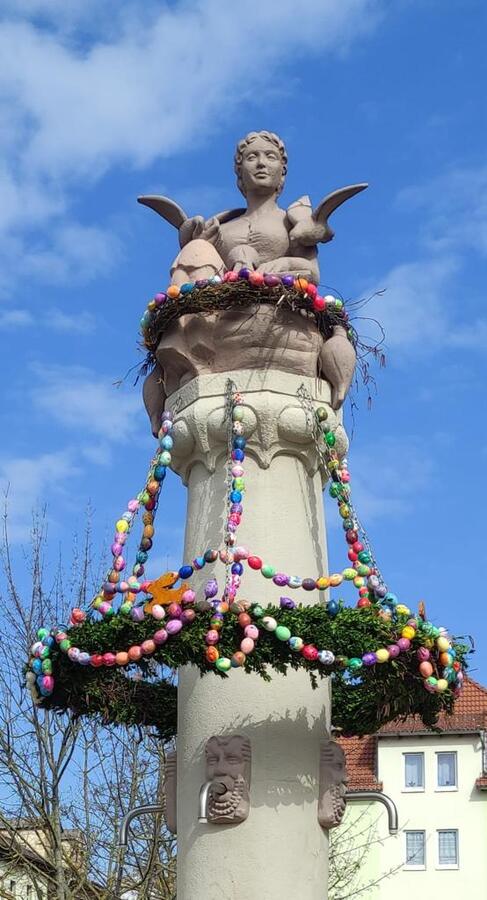 Bild vergr&ouml;&szlig;ern: Osterkranz M�rchenbrunnen