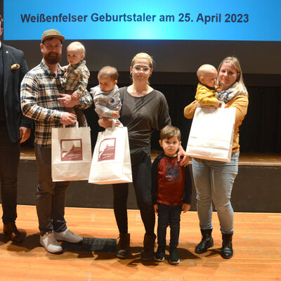 Bild vergrößern: Geburtstaler bergabe 2