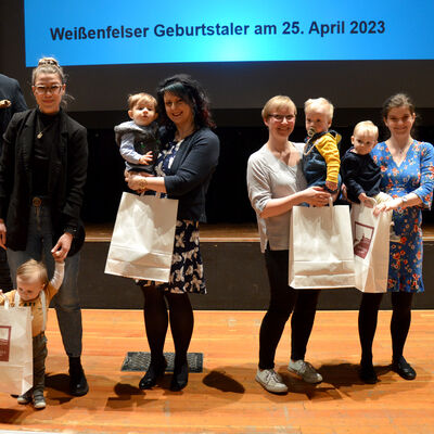 Bild vergrößern: Geburtstaler bergabe 3