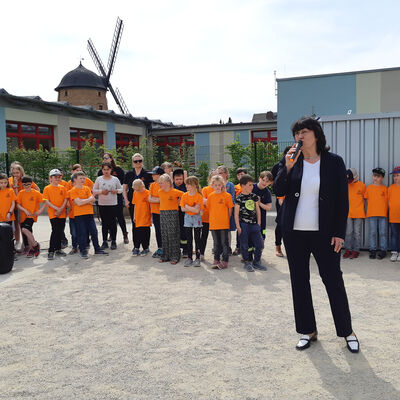Bild vergrößern: Grundschule Tagewerben bergabe Eva Feuner