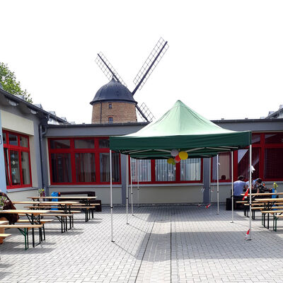 Bild vergrößern: Grundschule Tagewerben bergabe Innenhof