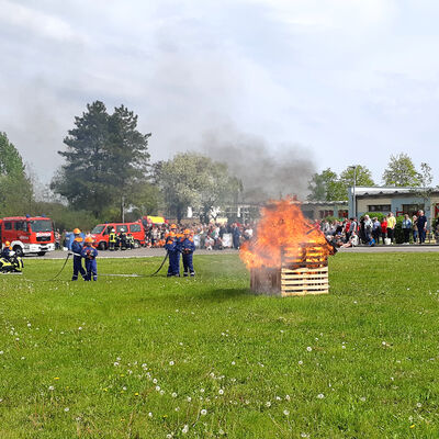 Bild vergrößern: Grundschule Tagewerben bergabe Jugendfeuerwehr