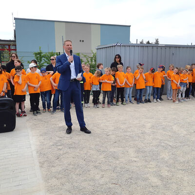 Bild vergrößern: Grundschule Tagewerben bergabe Maik Trauer
