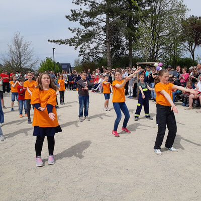 Bild vergrößern: Grundschule Tagewerben bergabe Programm Schler Tanz