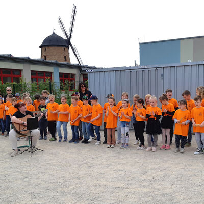 Bild vergrößern: Grundschule Tagewerben bergabe Programm Schler