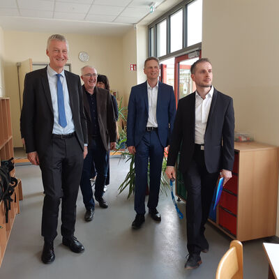 Bild vergrößern: Grundschule Tagewerben bergabe Rundgang