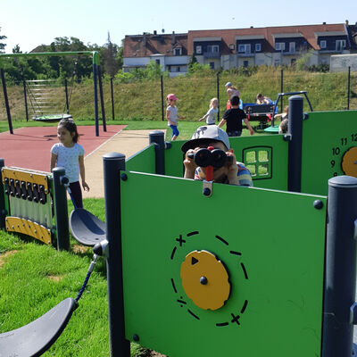 Bild vergrößern: Inklusionsspielplatz Neustadtpark Fernglas