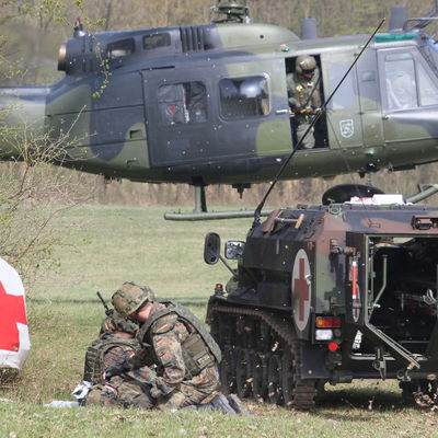 Bild vergrößern: Sanittssoldaten bei einer Lehrvorfhrung