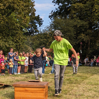 Bild vergrößern: Lauf gegen Gewalt 2023 Bambini-Hindernis-Lauf Rampe