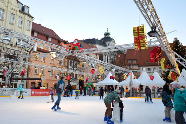 Bild vergrößern: Eislaufbahn Weienfelser Weihnachtsmarkt