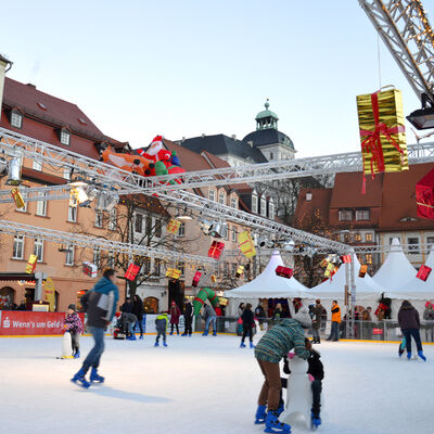 Bild vergrößern: Eislaufbahn Weienfelser Weihnachtsmarkt
