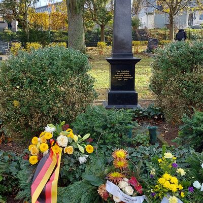 Bild vergr&ouml;&szlig;ern: Gedenkstein