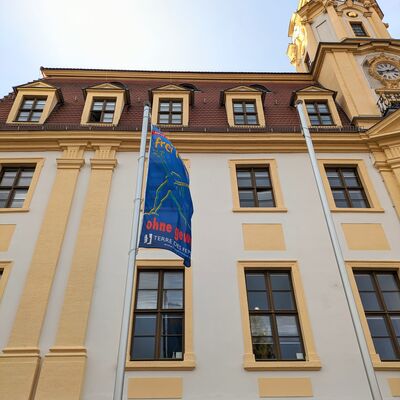 Bild vergrößern: Aktionstag gegen Gewalt Fahnenhissung