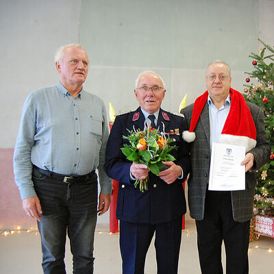 Bild vergrößern: 2023-12-13 Ehrennadel Gunter Petzold Jrg Freiwald Johannes Drewitz _PAS  Grokorbetha