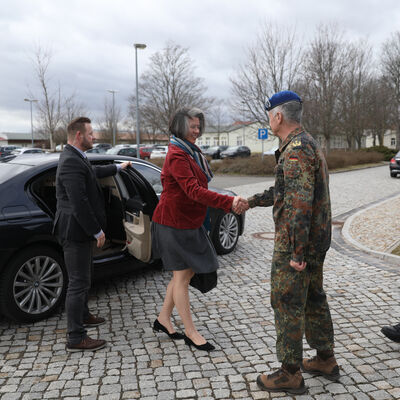 Bild vergrößern: Besuch der Ministerin fr Sport und Inneres beim Kdo SanEinsUstg