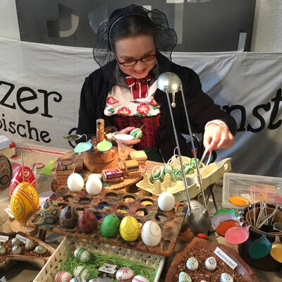 Bild vergrößern: 2023-04-01 Weienfelser Ostermarkt sorbische Ostereiermalerei