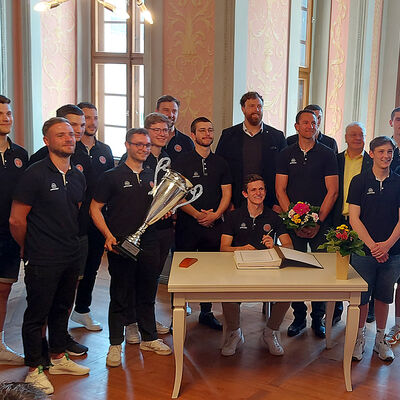 Bild vergrößern: 2023-06-01 UHC Herren Ehrenbuch