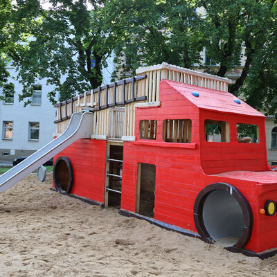 Bild vergrößern: Spielplatz Hirsemannplatz euerwehrauto