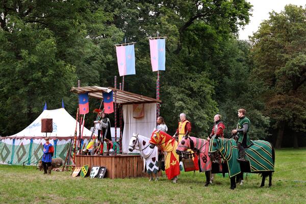 Bild vergrößern: Lanzenturnier Mittelaltermarkt_di-Art Foto
