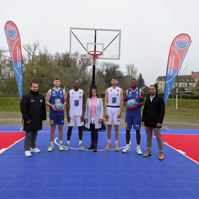 Bild vergr&ouml;&szlig;ern: Basketball-Court Wei�enfels