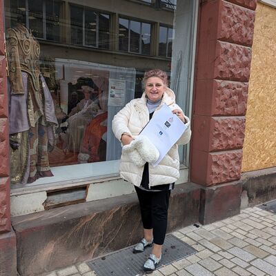 Bild vergr&ouml;&szlig;ern: Schaufenster-Aktion Museumsp�dagogin Ilonka Struve