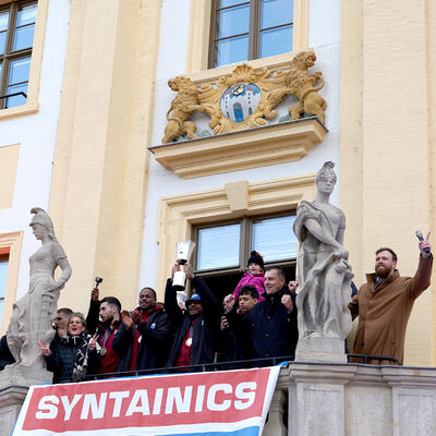 Bild vergrößern: Pokal-Siegesfeier auf dem Rathausbalkon
