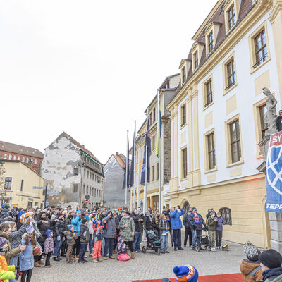 Bild vergrößern: Pokal-Siegesfeier Spieler auf Rathausbalkon_Anne Kasten