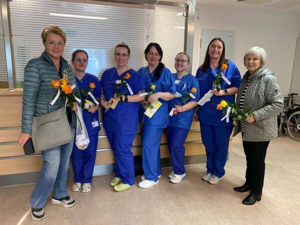 Bild vergrößern: Rosenaktion Asklepios Marieluise Hecht und Doris Hosemann