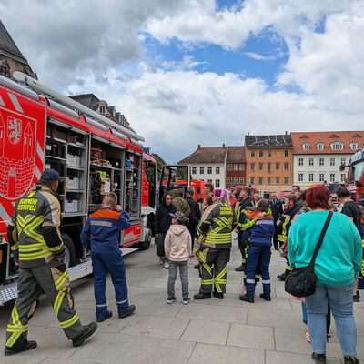 Bild vergrößern: Besichtigung neue Feuerwehrfahrzeuge