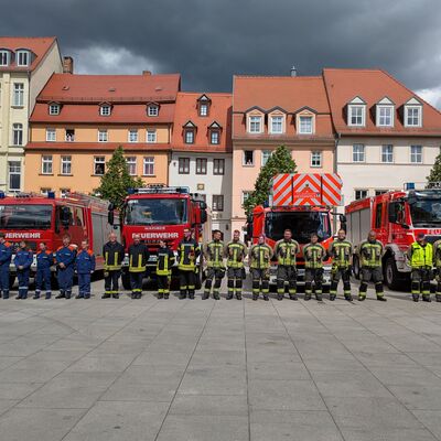 Bild vergrößern: bergabe Feuerwehrfahrzeuge Kameraden