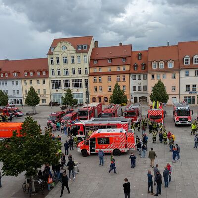 Bild vergrößern: bergabe der neuen Feuerwehrfahrzeuge