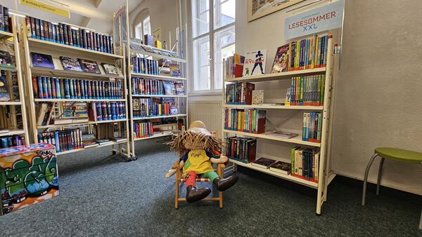Bild vergrößern: Lesesommerregal in der Stadtbibliothek_Stadt Weienfels