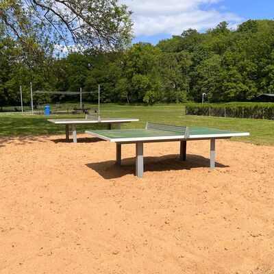 Bild vergrößern: Freibad Tischtennisplatten