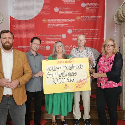 Bild vergr&ouml;&szlig;ern: Astrid Wessler von Lotto Sachsen-Anhalt �berreicht eine F�rderung f�r die Ausstellung Everlasting