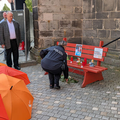 Bild vergrößern: Gedenken Blumen niederlegen