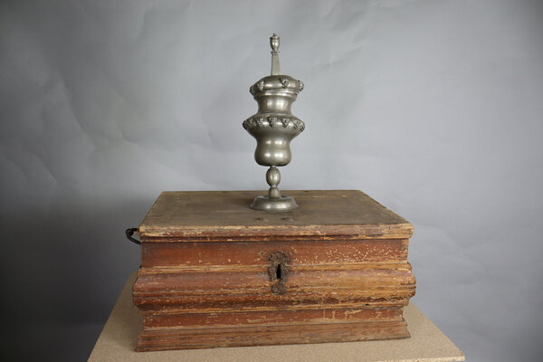 Bild vergr&ouml;&szlig;ern: Innungstruhe mit Willkom_Anke Fey