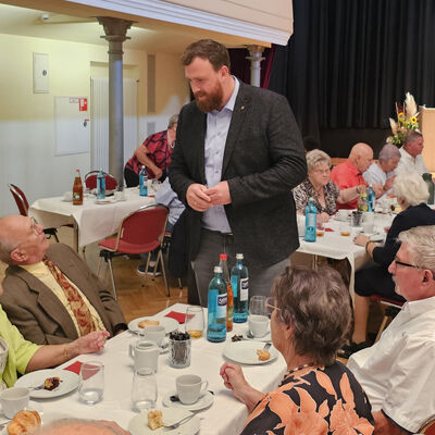 Bild vergr&ouml;&szlig;ern: Martin Papke gratulierte den Ehejubilaren 2025