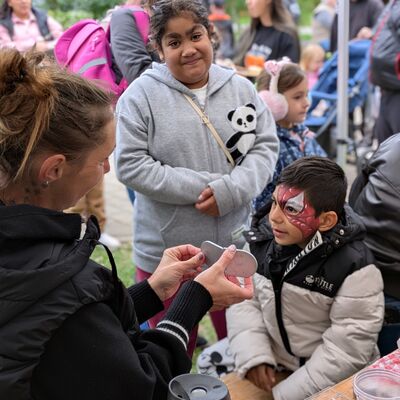 Bild vergrößern: Neustadtfest Kinderschminken